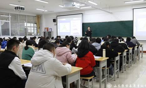 房间里有许多人在餐厅里低可信度描述已自动生成